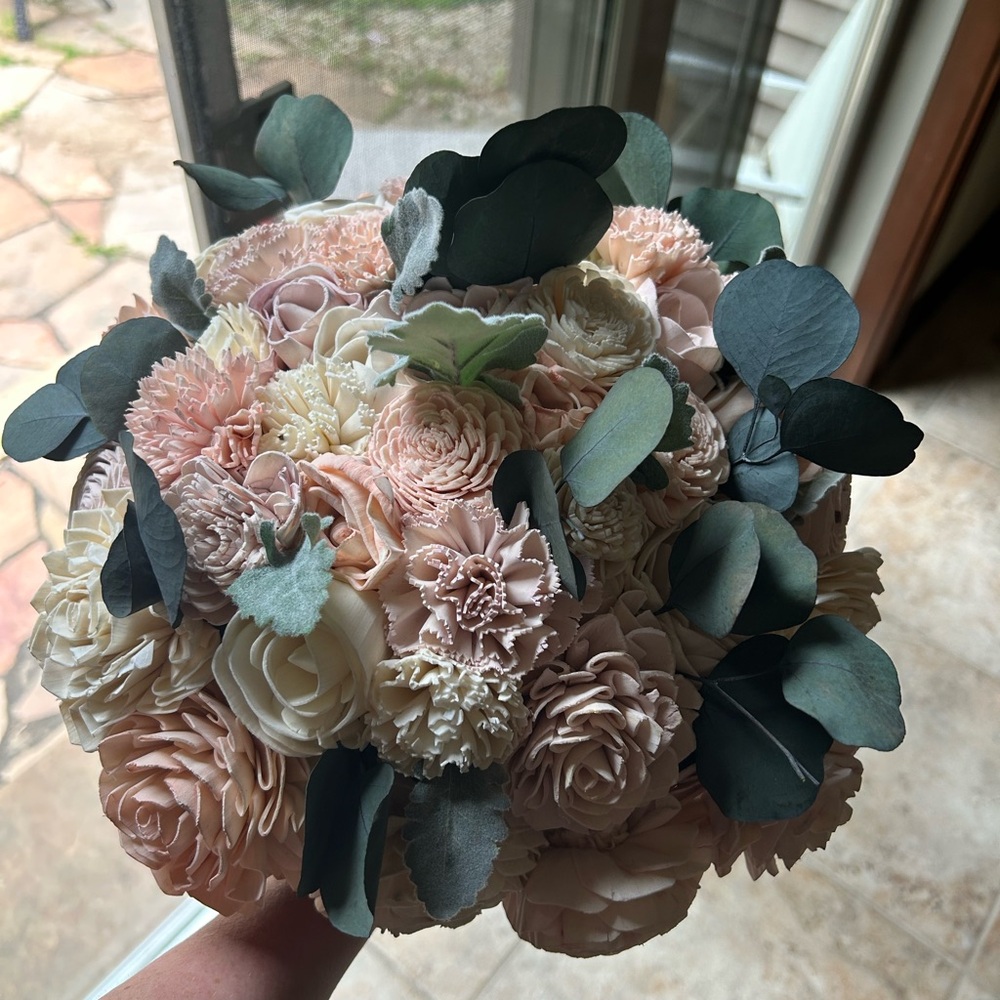 Elegant Floral Arrangement with Cream and Green Accents